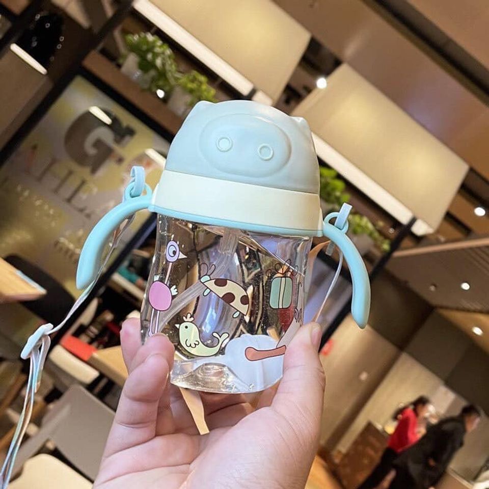 Bình Tập Uống Hình Heo Dễ Thương 250ml - Bình Nước Chống Sặc An Toàn Cho Bé, Kèm Dây Đeo Tiện Lợi, Chất Liệu Nhựa PP Chịu Nhiệt