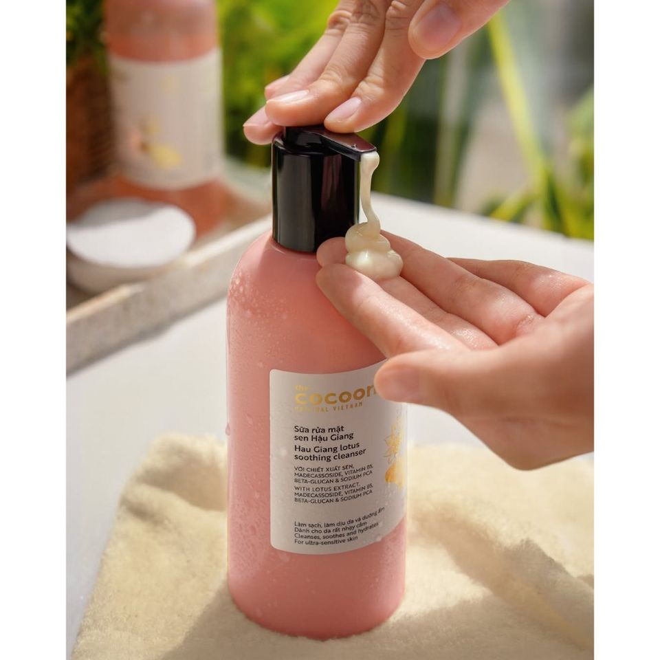 [B E B U] Sữa Rửa Mặt Sen Cocoon Hậu Giang Lotus Soothing Cleanser 310 ml - Làm Sạch, Làm Dịu Da và Dưỡng Ẩm