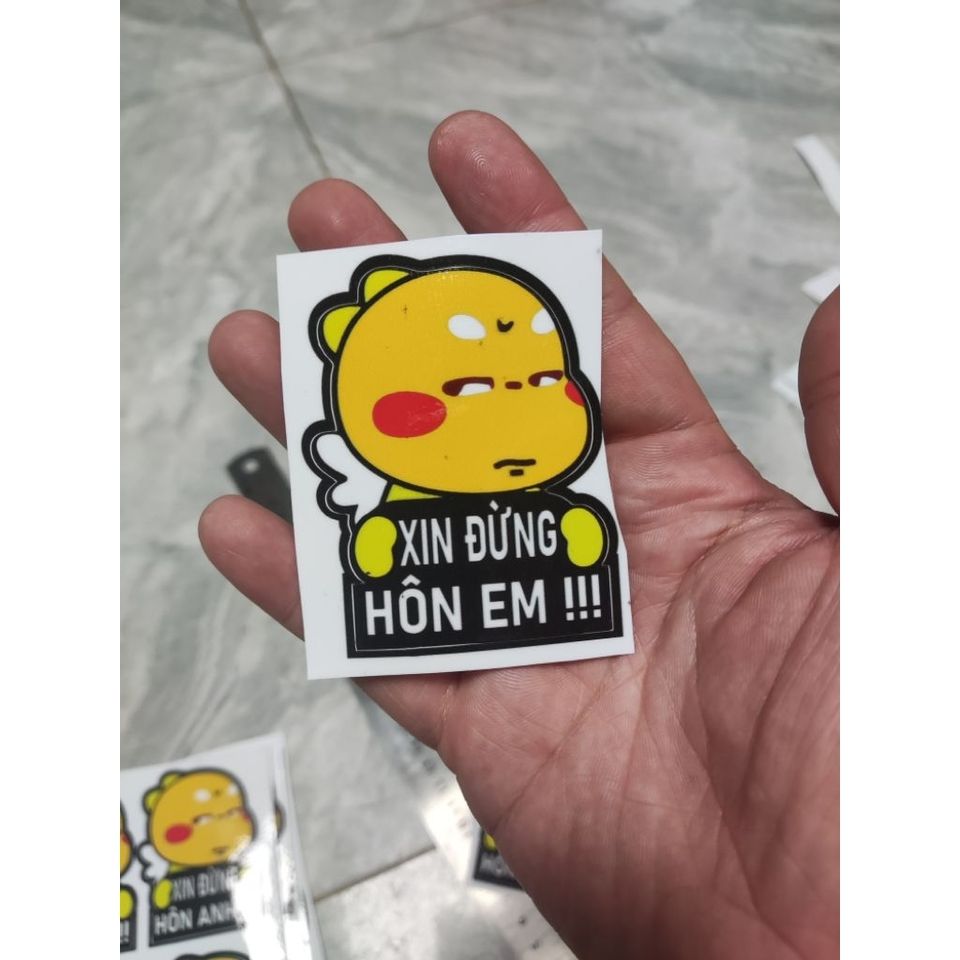 Tấm tem sticker Xin đừng hôn em 6.5x8 dán xe máy, xe điện,ô tô,dán mọi nơi