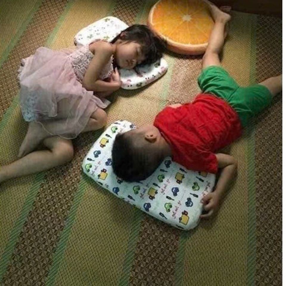 Gối nằm cao su non chống méo đầu, dùng cho bé đi học mềm mại, êm ái