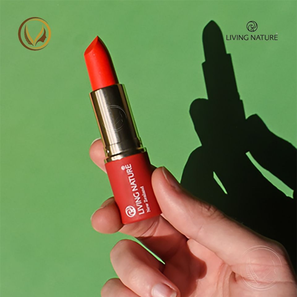 Son môi màu đỏ cam san hô 100% tự nhiên Living Nature Lipstick Electric Coral 15 (3.9g)