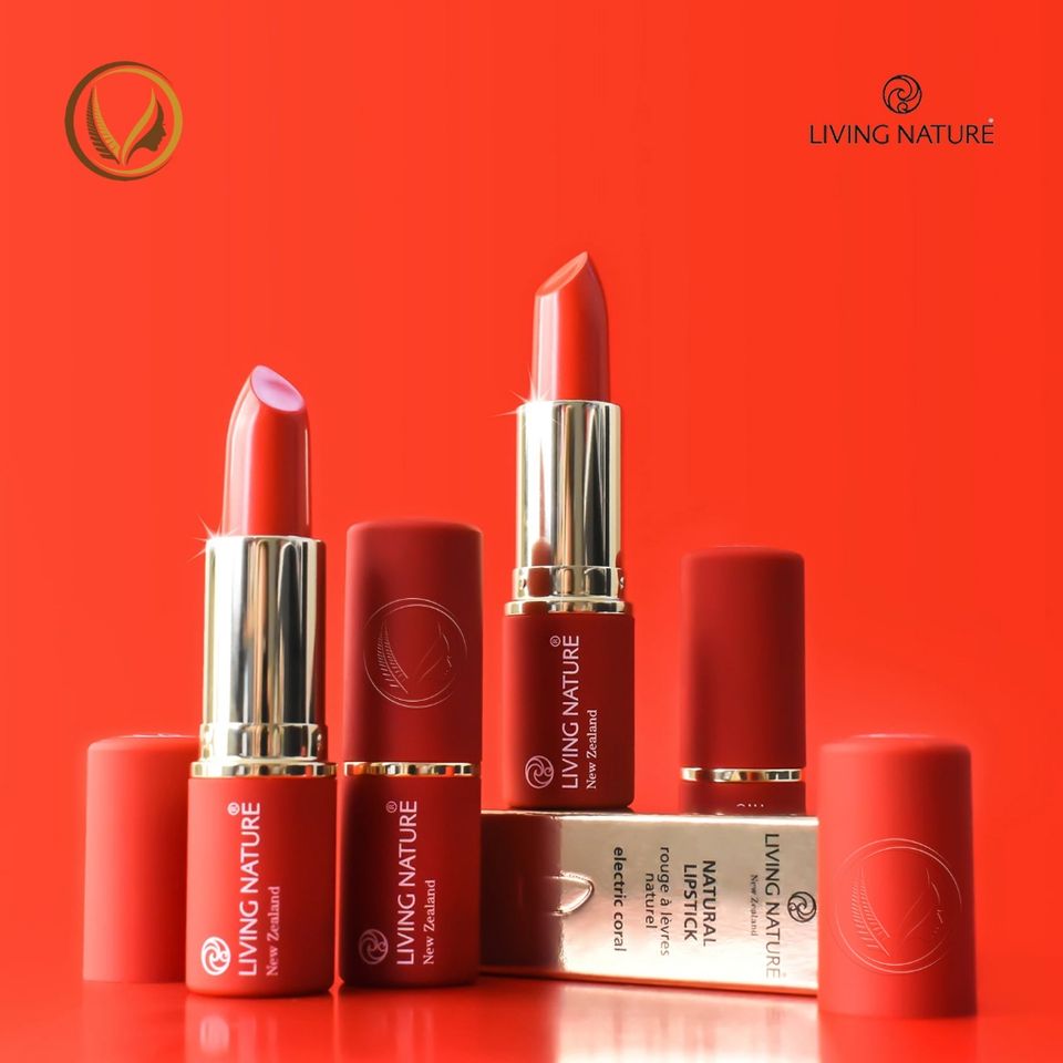 Son môi màu đỏ cam san hô 100% tự nhiên Living Nature Lipstick Electric Coral 15 (3.9g)