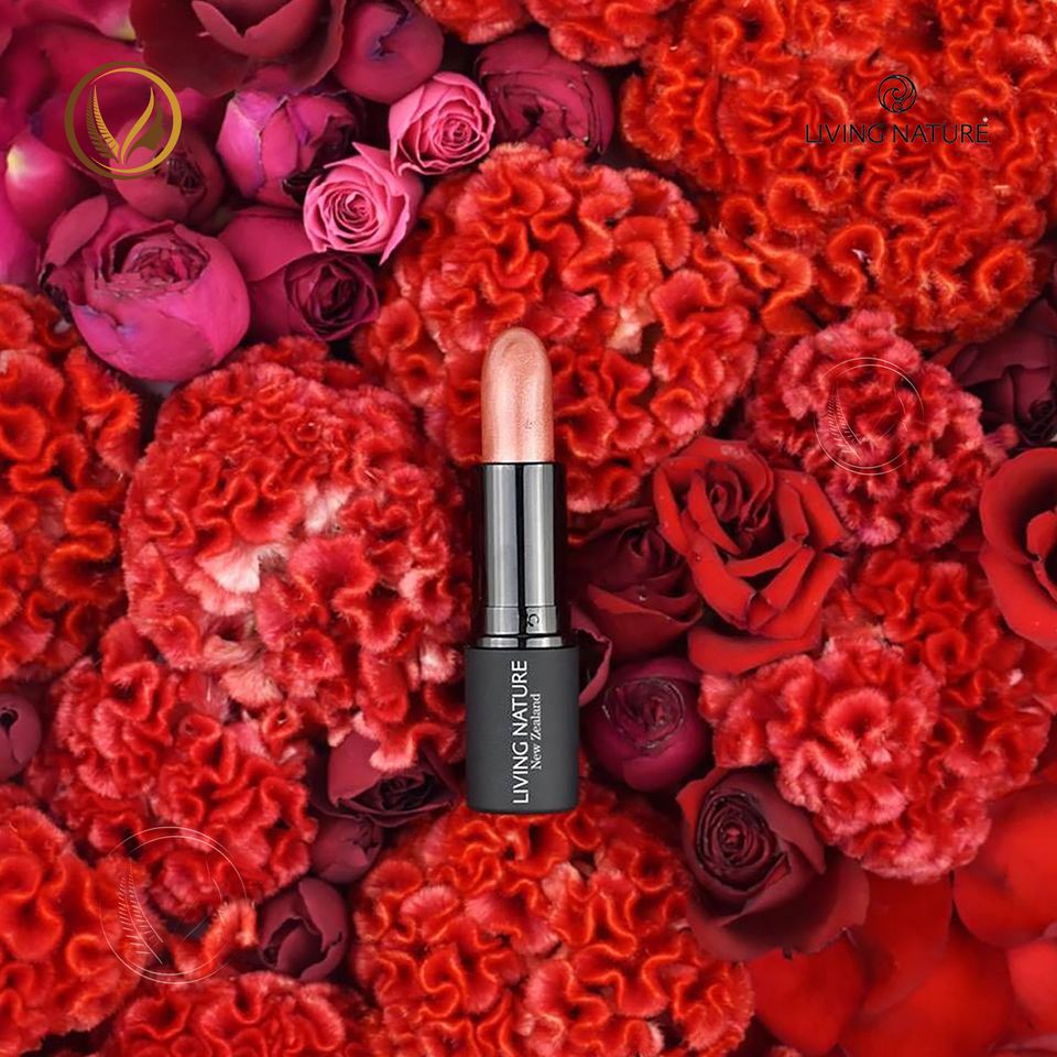 Son dưỡng môi màu hồng ánh đỏ Living Nature Tinted Lip Hydrator Lush 14 (3.9g)