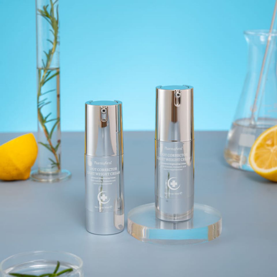 Pharmaform Spot Corrector Light Weight Cream Kem giúp làm mờ các vết thâm cải thiện sắc tố da giúp da trông rạng rỡ, đều màu và tươi trẻ hơn.
