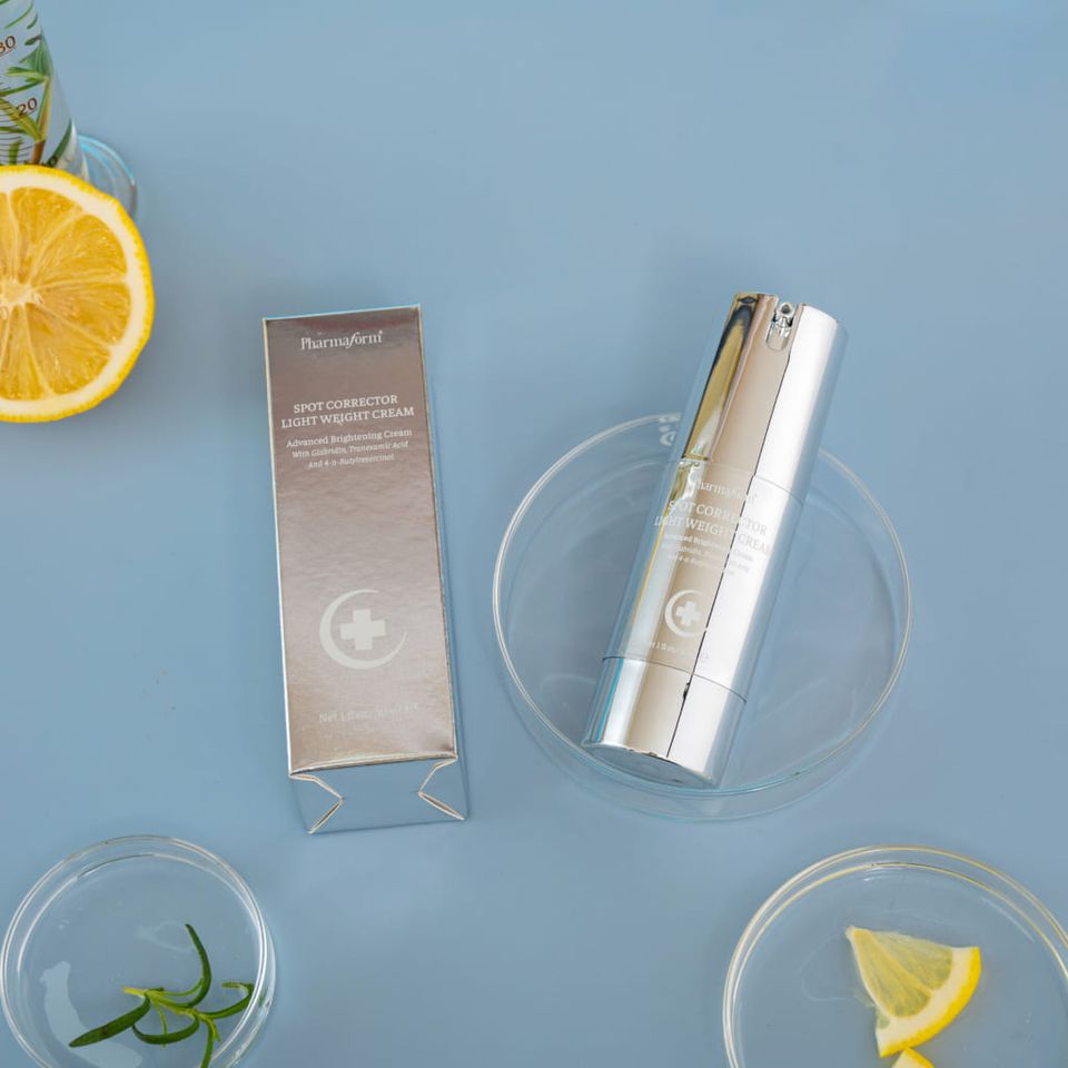 Pharmaform Spot Corrector Light Weight Cream Kem giúp làm mờ các vết thâm cải thiện sắc tố da giúp da trông rạng rỡ, đều màu và tươi trẻ hơn.